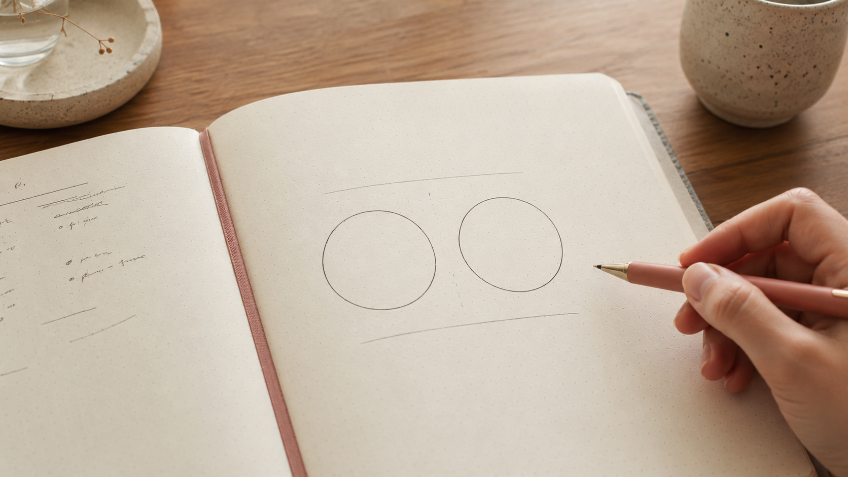 ノートに丸を二つ描き、まだ迷っている様子